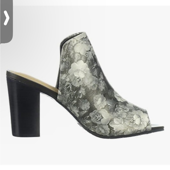 New in Box Sbicca Estela Grey Floral Stacked‎ Heels Open Toe Mule Sz 8 - Picture 1 of 8